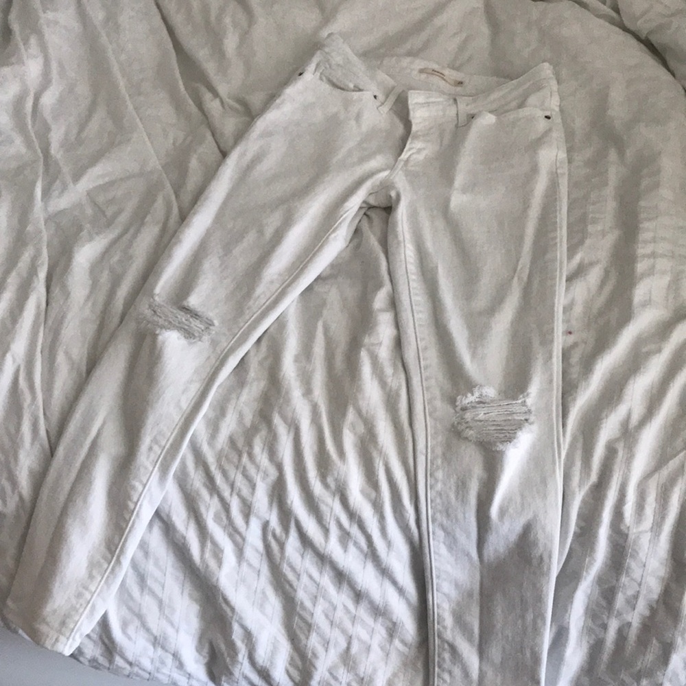 711 skinny Levis white ripped jean